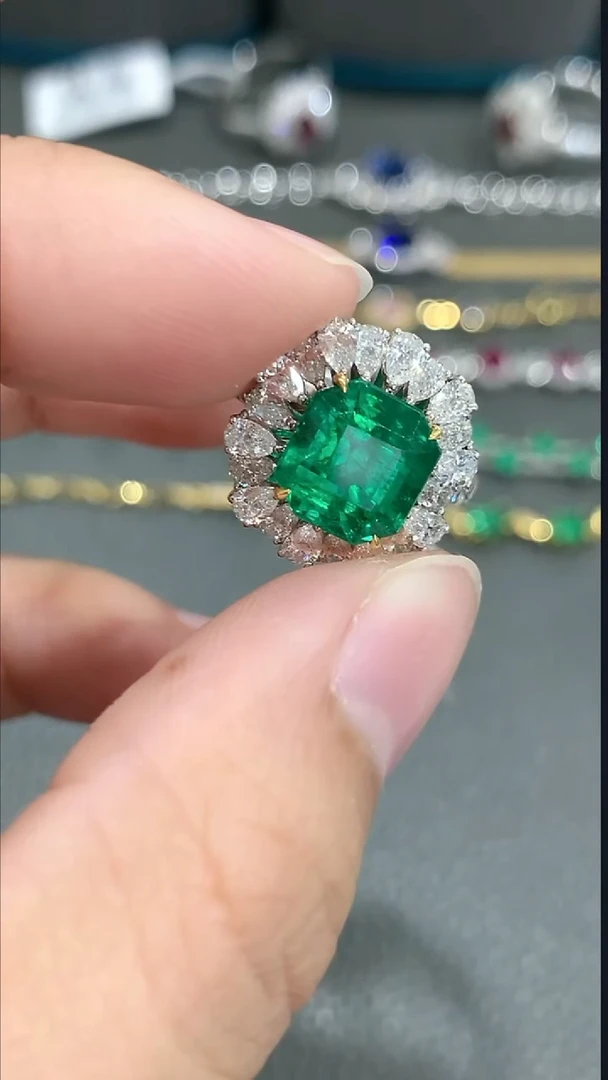 18K金镶嵌戒指祖母绿3.18克拉