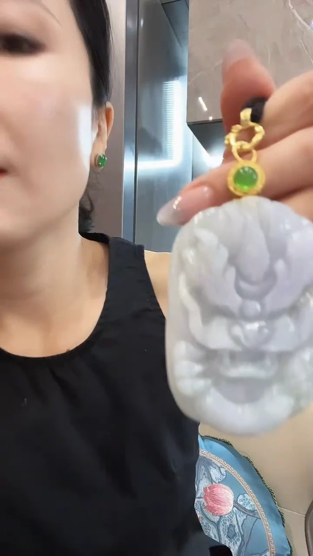 翡翠未镶嵌颈饰龙