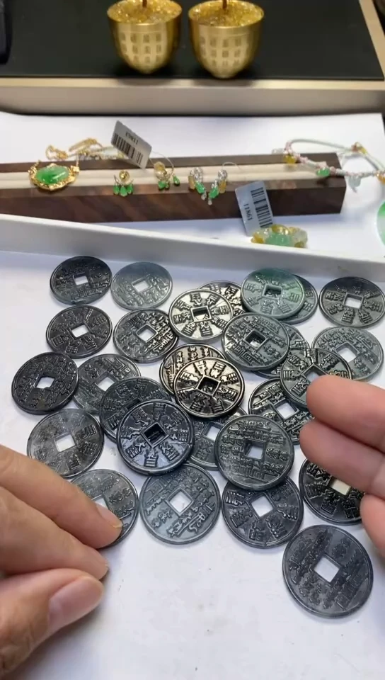 翡翠未镶嵌吊坠(不含链)有瑕疵多样性发其一32523