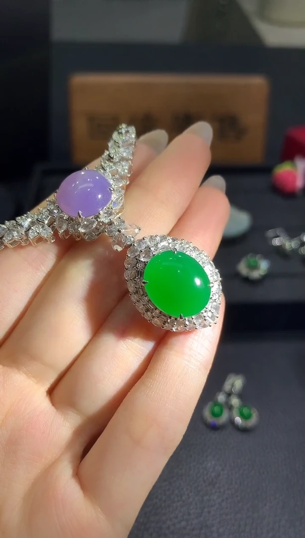 吊坠(赠链)18K金镶嵌翡翠1****u尾款