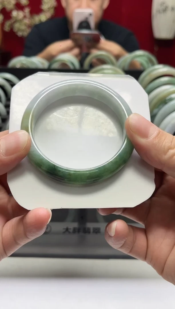 翡翠手镯未镶嵌翡翠1