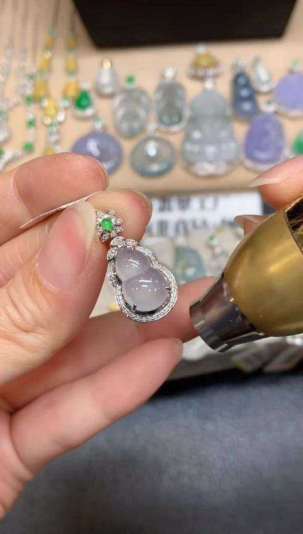 颈饰18K金镶嵌翡翠葫芦【无服务费