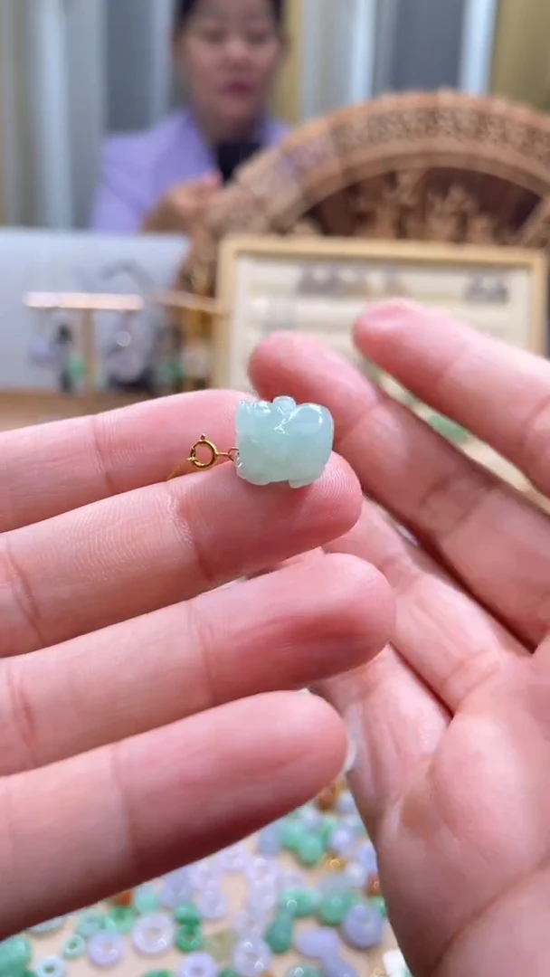 【闪购商品】翡翠颈饰18K金镶嵌猪猪