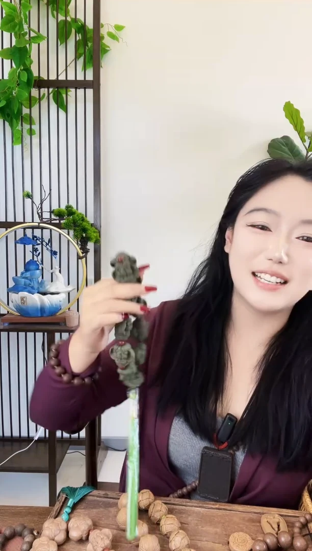 泥塑青瑶露小象手持一个