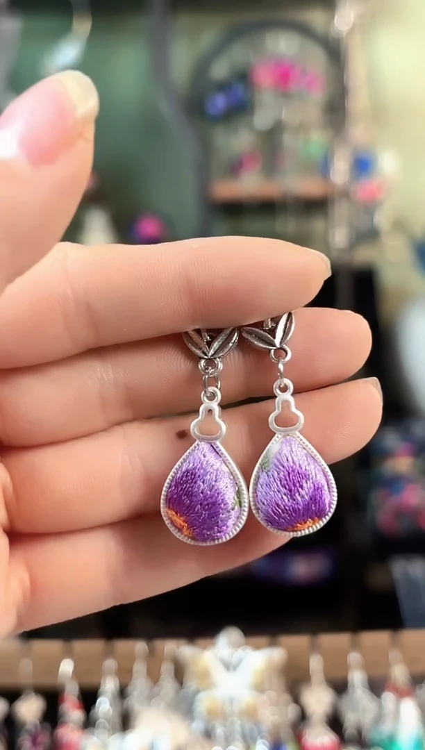 彩云南阁非遗老绣苗银饰品783