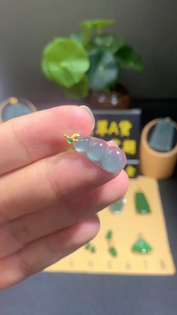 翡翠18K金镶嵌颈饰翡翠A货