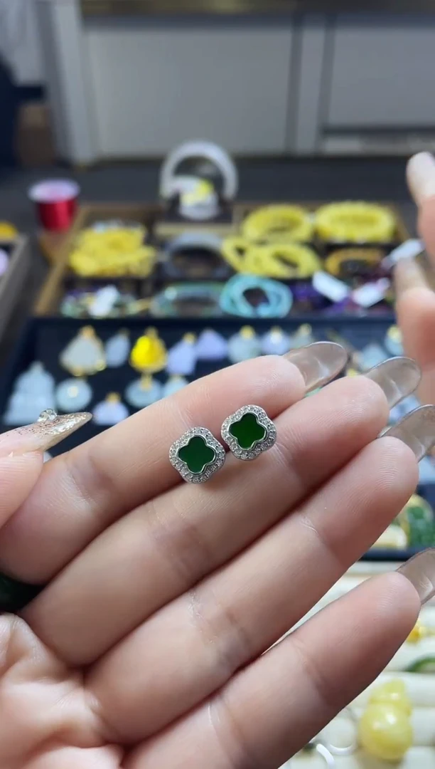 银S925镶嵌翡翠耳钉啊*?缅甸翡翠四叶草耳钉