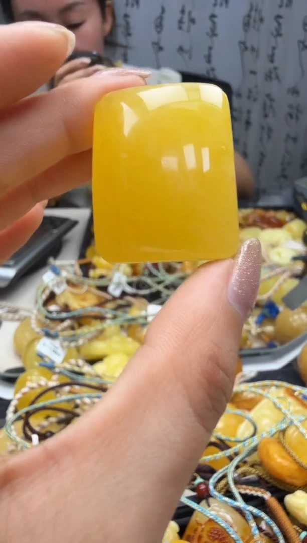 裸石琥珀未镶嵌如图
