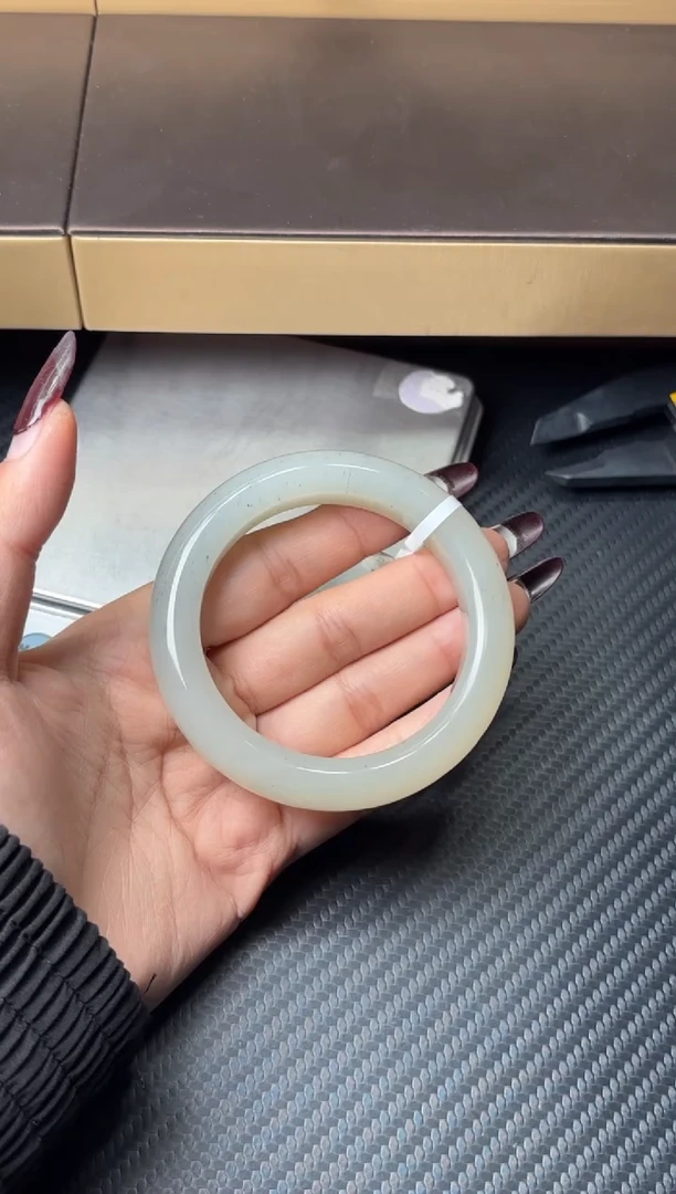 未镶嵌手镯和田玉达*和田黑山微色差53+M