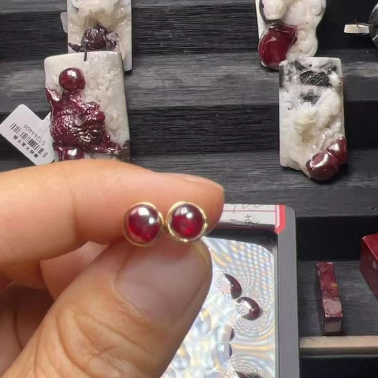 天然辰砂天然朱砂单晶体镶嵌18k耳钉