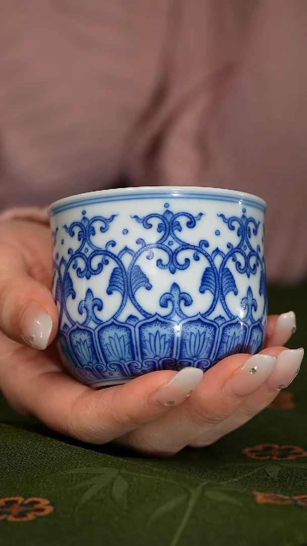 古官青玉缠枝莲墩墩杯