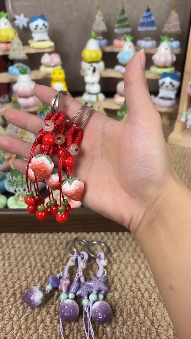 瓷红色草莓钥匙扣