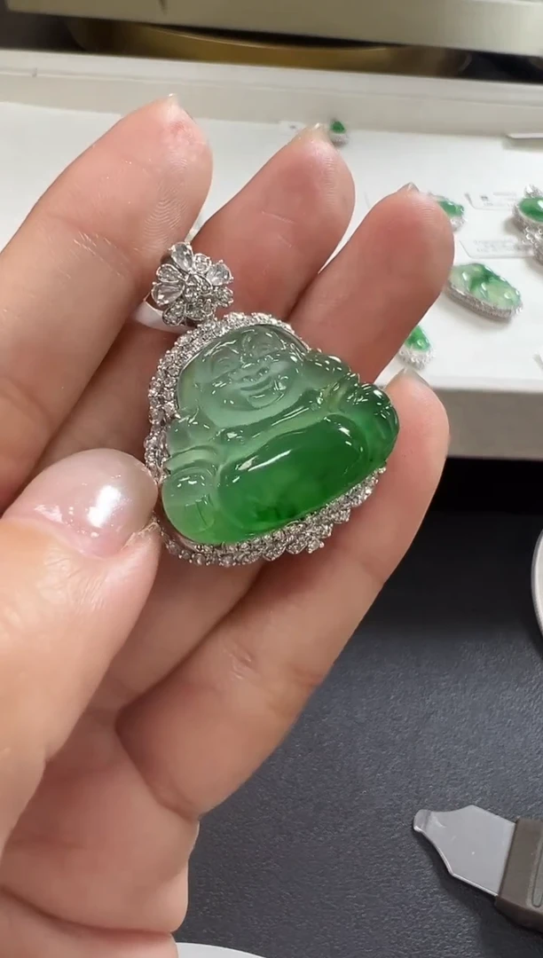 颈饰18K金镶嵌翡翠KRQ1128-004