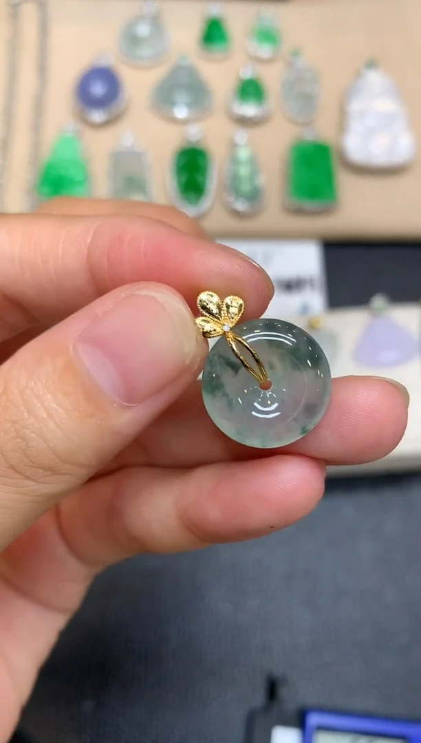 颈饰18K金镶嵌翡翠平安扣【无服务费