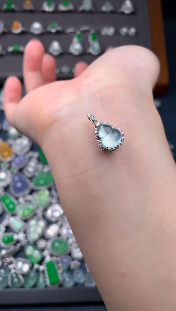 颈饰18K金镶嵌翡翠玻璃葫芦