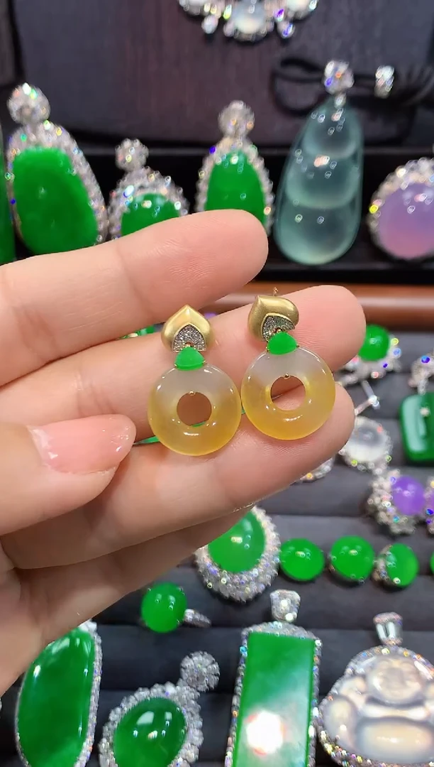 18K金镶嵌翡翠耳饰耳钉