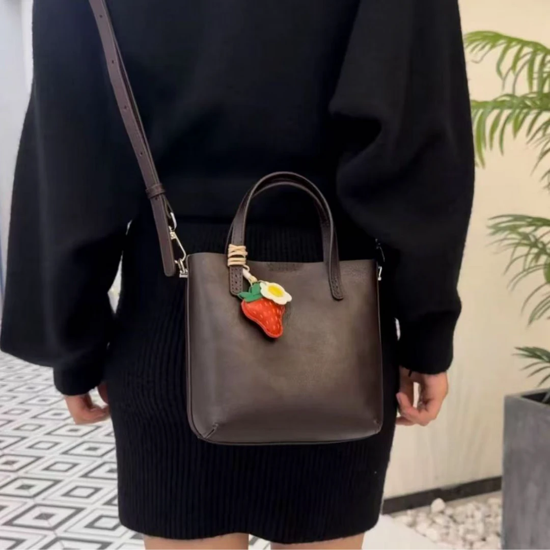 真皮植鞣头层牛皮小众包设计简约质感牛皮小水桶包-9607