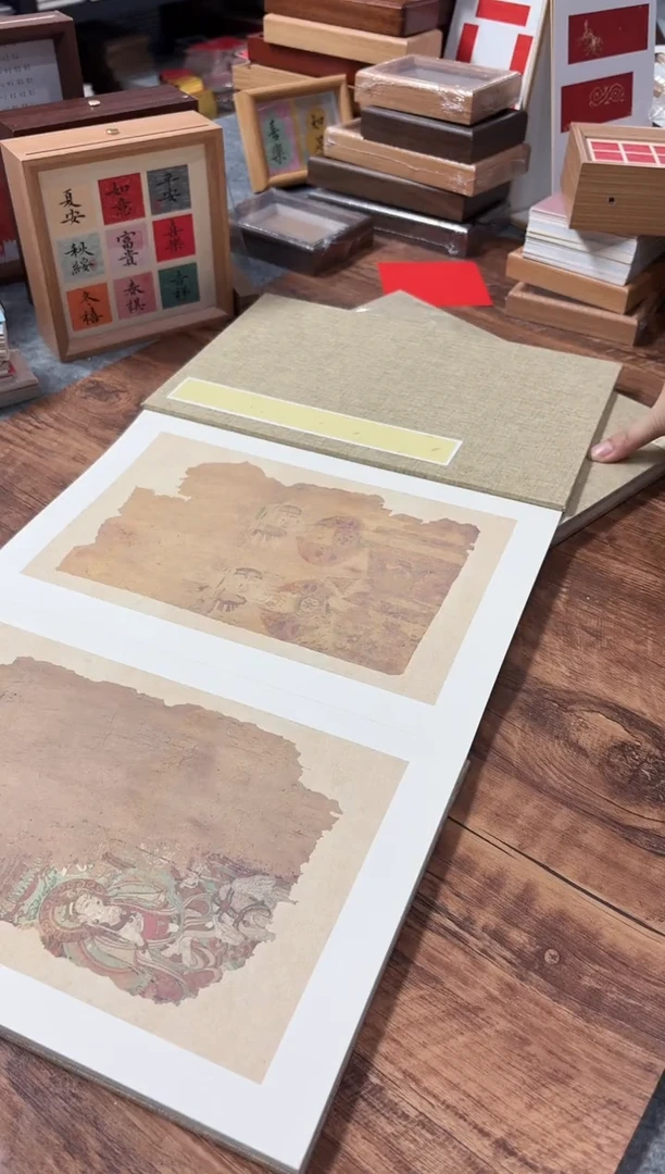 2本新品敦煌壁画卡纸册页（3折6页）