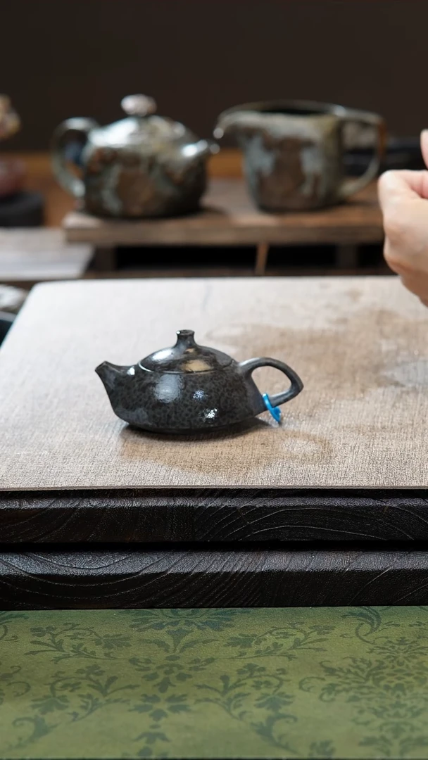 中式归玉堂冰碛岩重工雕刻豹纹小守智壶