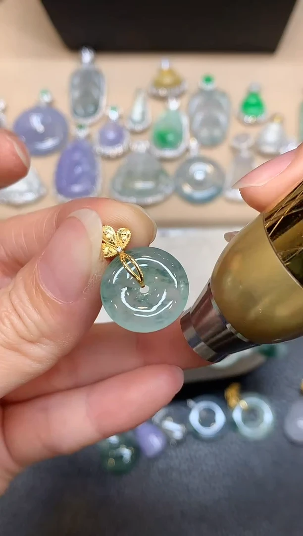 颈饰18K金镶嵌翡翠平安扣【无服务费