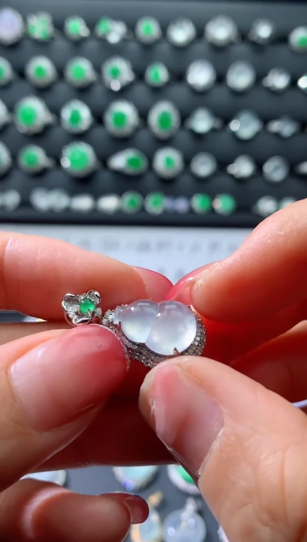 颈饰18K金镶嵌翡翠18K翡翠