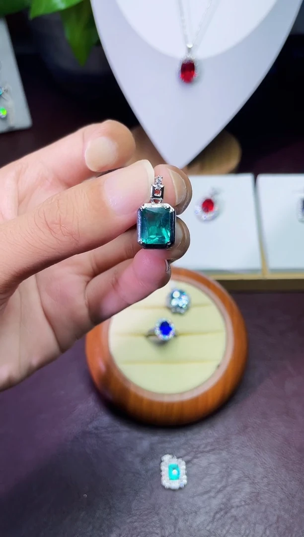 合金颈饰合成钻石帕拉伊巴吊坠