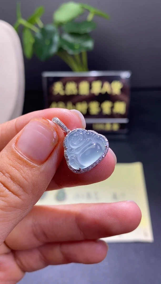 翡翠18K金镶嵌颈饰翡翠吊坠