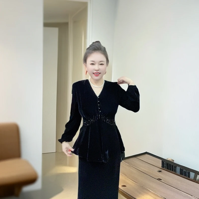 666912丝绒长袖串珠小衫