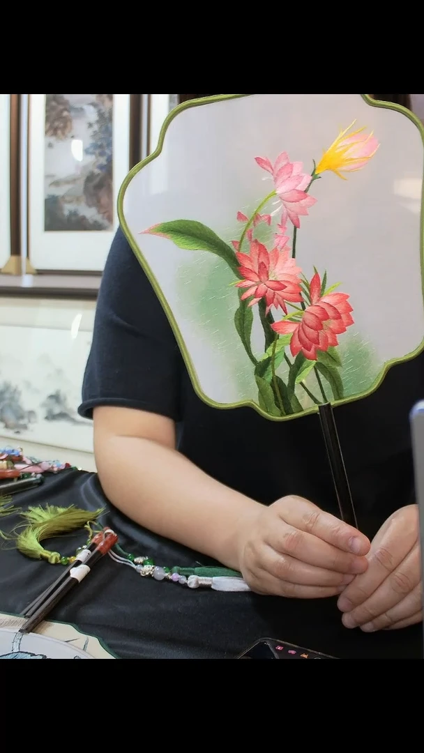 刺绣昙花扇子纯手工苏绣