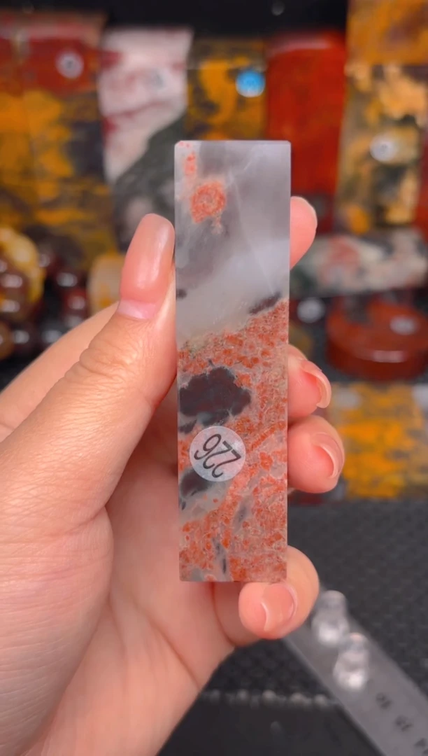 玉桂林鸡血玉摆件 编号：226