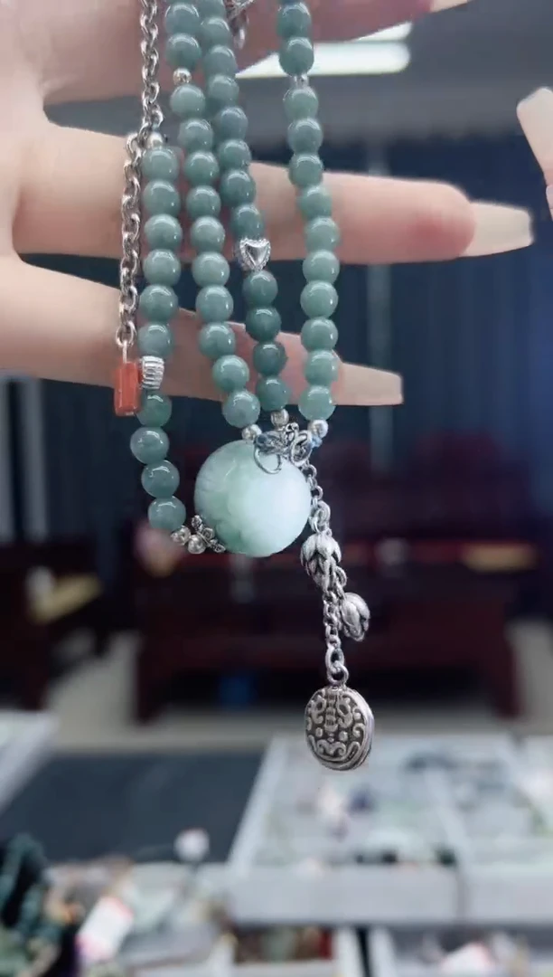 翡翠未镶嵌颈饰翡翠绣球吊坠