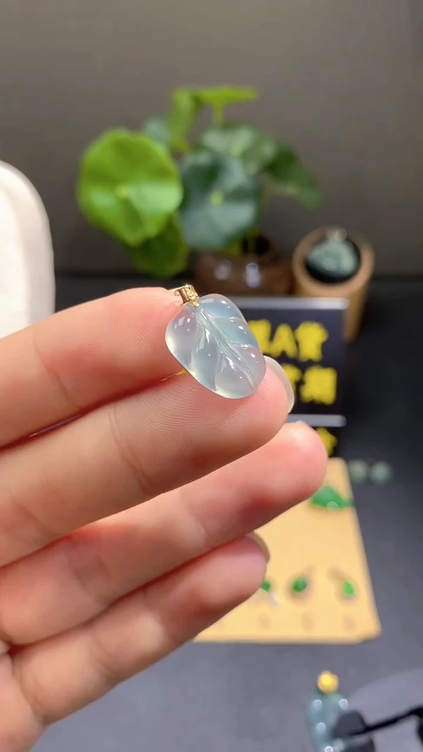 颈饰18K金镶嵌翡翠天然A货翡翠