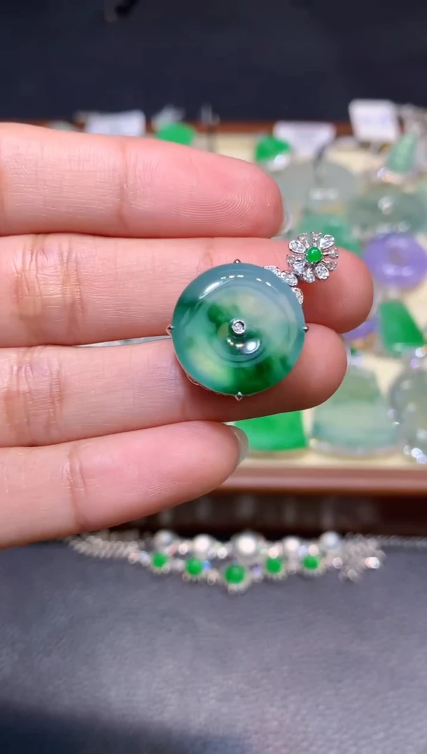 颈饰18K金镶嵌翡翠1