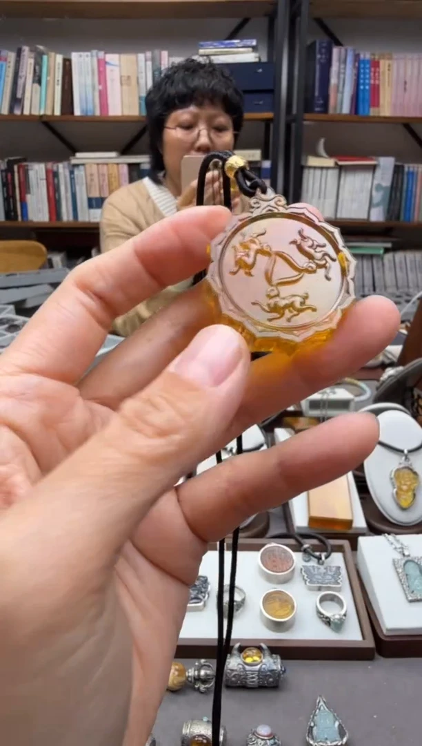 琥珀颈饰未镶嵌崇*者三兔吊坠