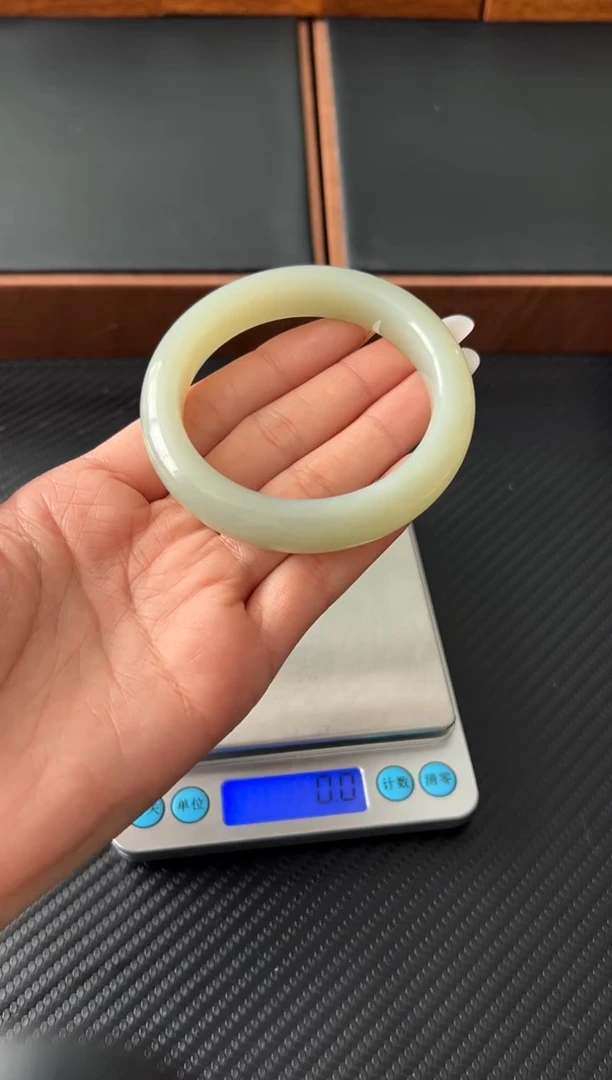 未镶嵌手镯和田玉暖*?且末微色差近矿57+J