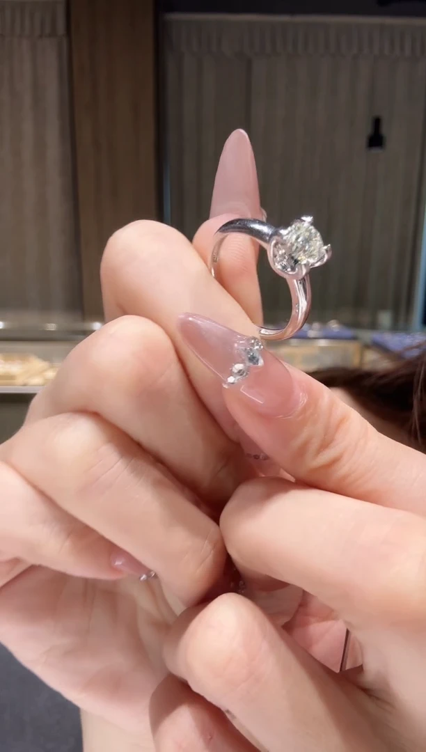 铂Pt950镶嵌戒指钻石1克拉牛头