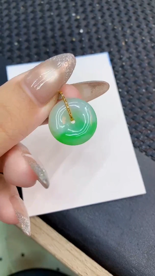 颈饰18K金镶嵌翡翠1