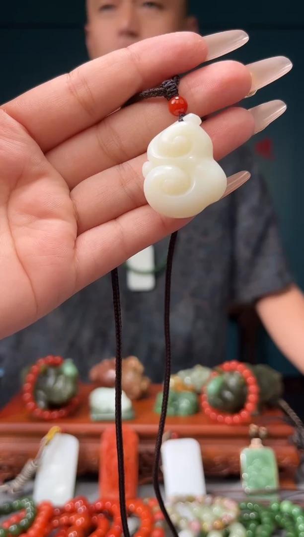 和田玉未镶嵌颈饰吊坠