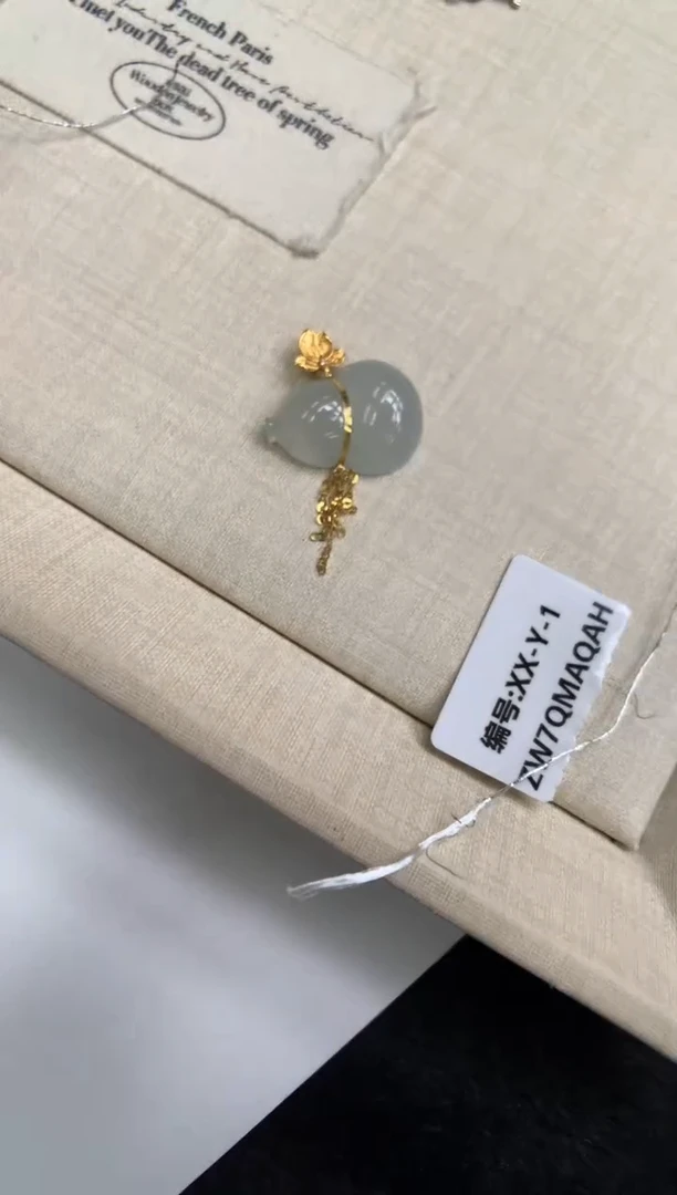颈饰18K金镶嵌翡翠葫芦