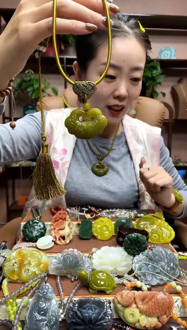 未镶嵌岫玉颈饰多样性发货发其中之一