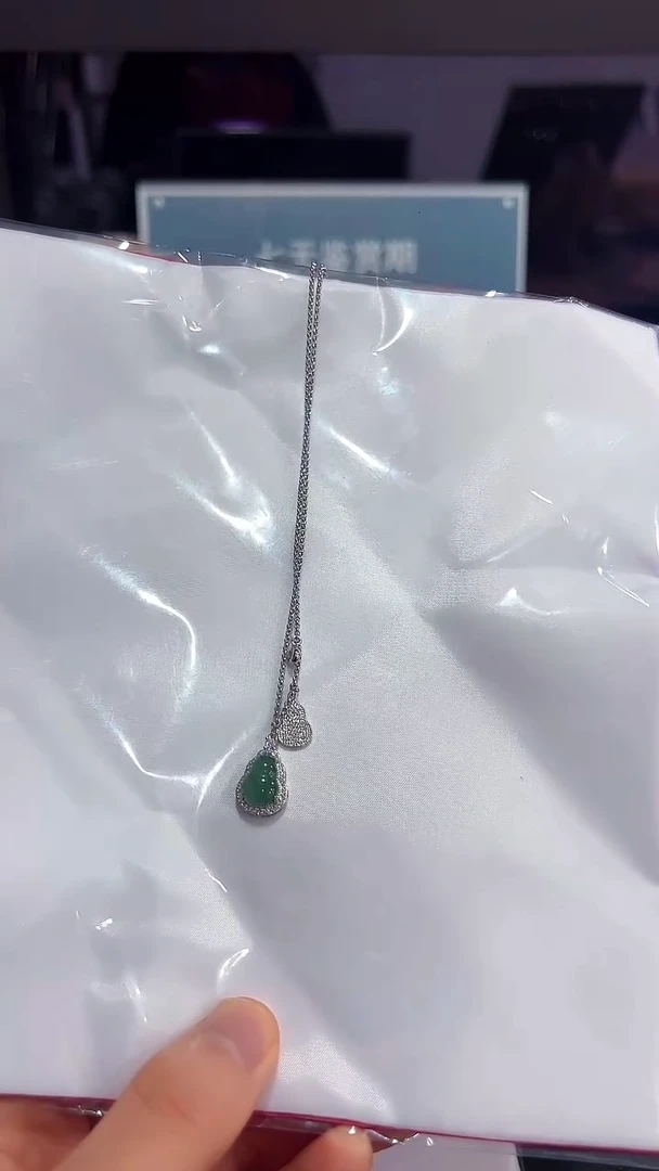颈饰未镶嵌翡翠幸***子翡翠吊坠
