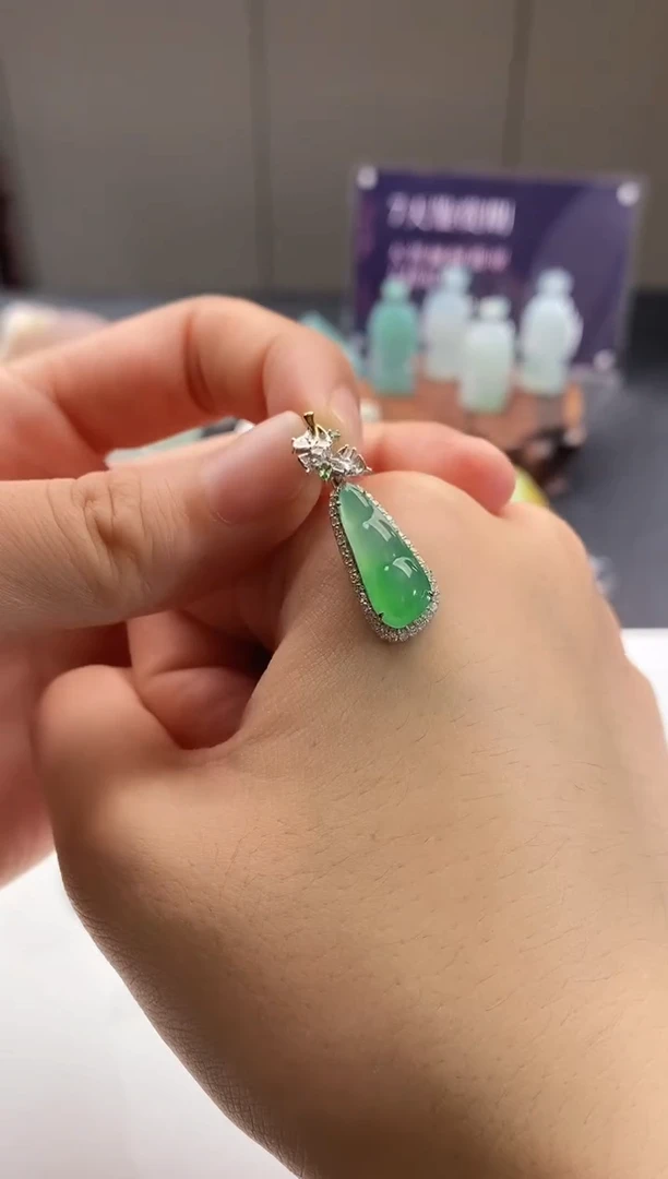 翡翠未镶嵌颈饰豆子