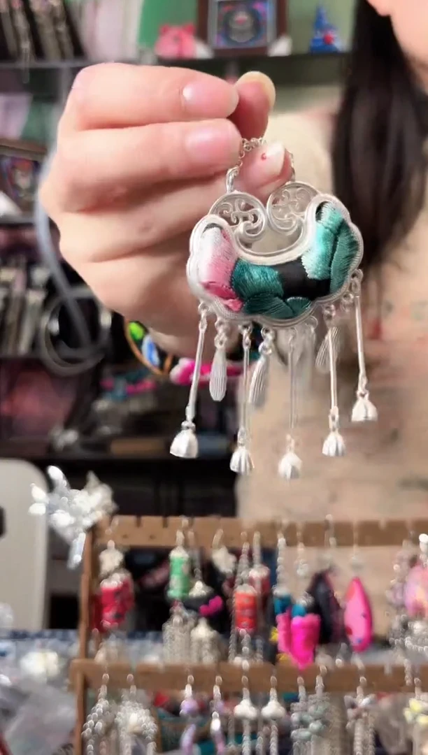 彩云南阁非遗老绣饰品678*