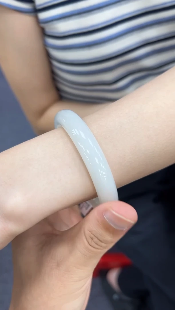 和田玉手镯未镶嵌56.5  948