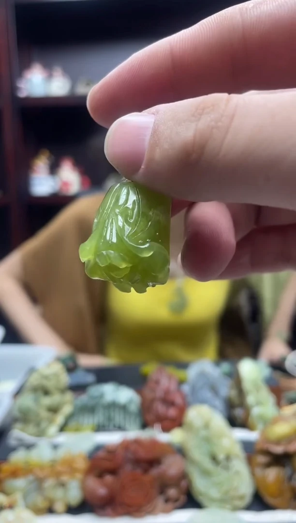 岫玉未镶嵌吊坠·