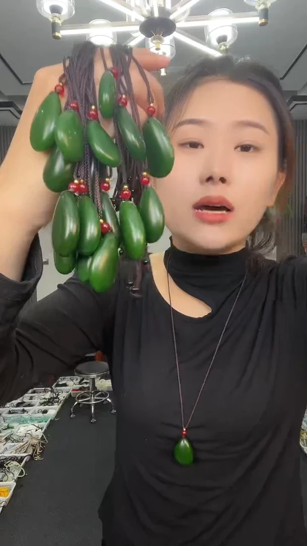 颈饰未镶嵌和田玉绿色滴水吊坠多样性发货一