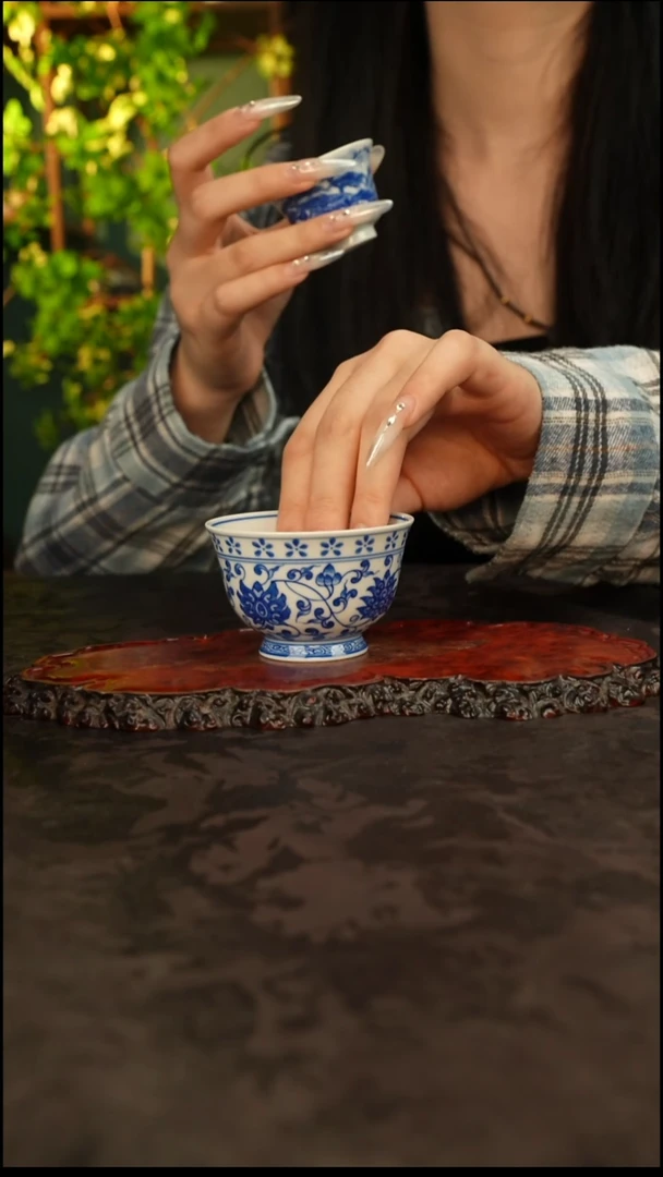 青花手绘缠枝莲主人杯