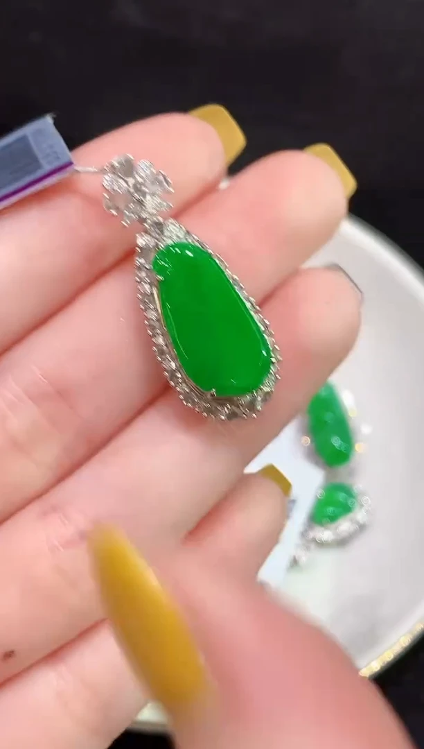 吊坠(不含链)18K金镶嵌翡翠YS多样性发其一