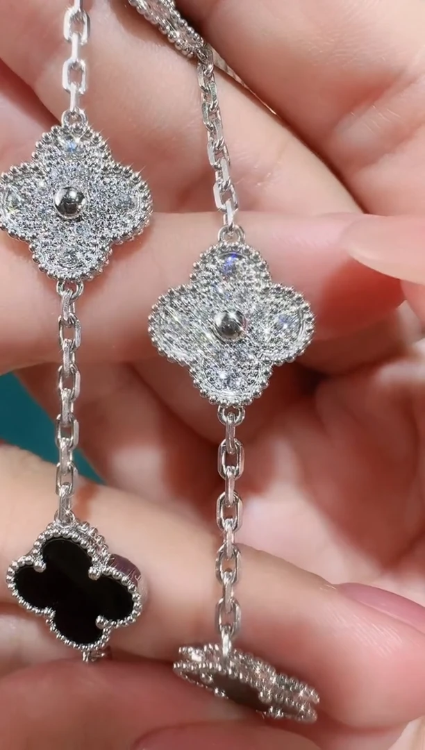 【闪购商品】钻石手链18K金镶嵌熊猫手链