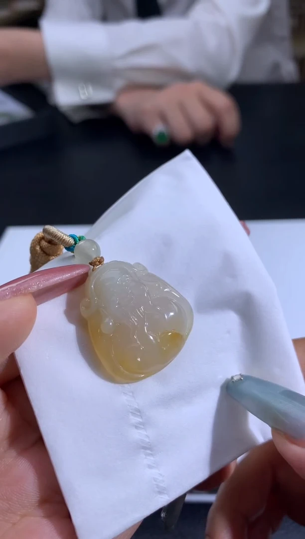 颈饰未镶嵌翡翠一**在翡翠